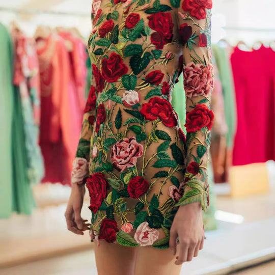 Damen Körpernahes Kleid mit exquisiter handgestickter Rosenapplikation und langen Ärmeln EB