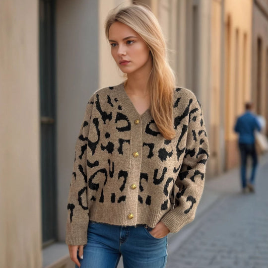 Damen Strickjacke im modernen Leopardenmuster mit Knopfdetails EB