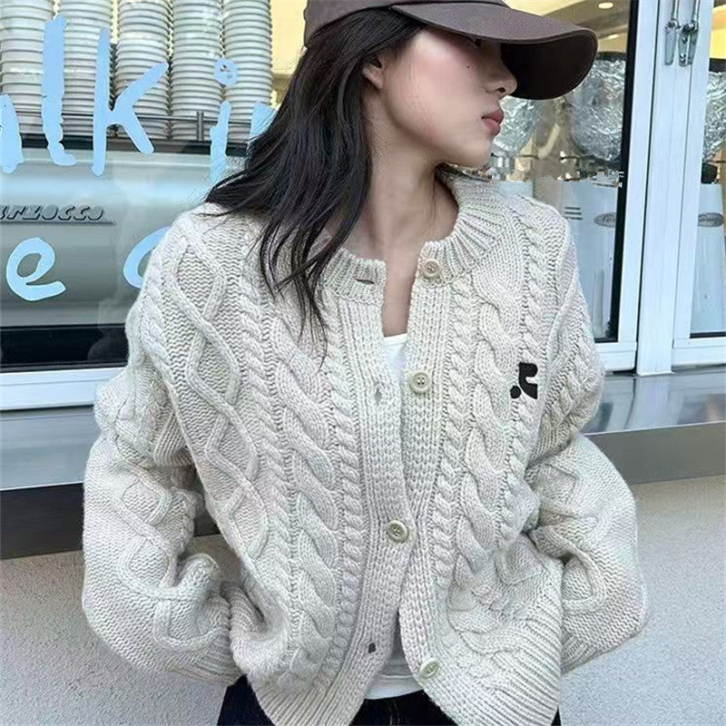 Damen Grobstrickjacke mit elegantem Zopfdesign und einzigartigen Knopfdetails EB
