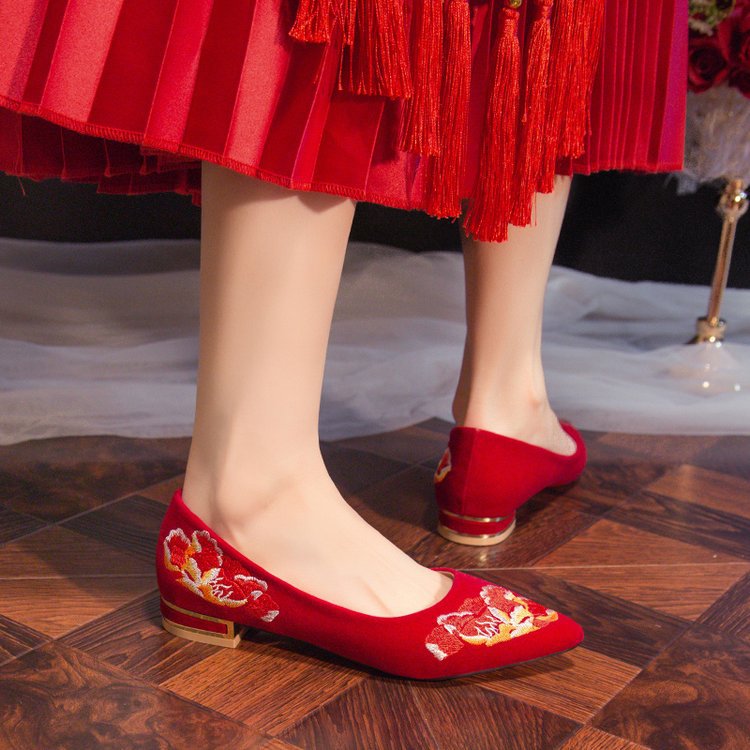 Damen Spitzen-Pumps mit floralem Stickdesign und elegantem goldfarbenen Absatz EB
