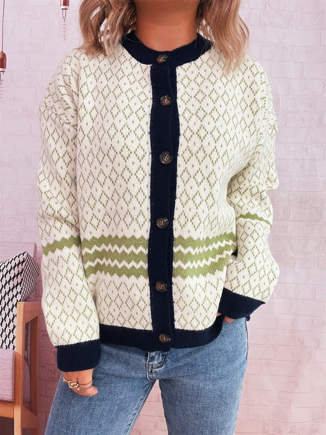 Damen Strickjacke mit vielseitigem Muster und eleganten Knopfdetails EB
