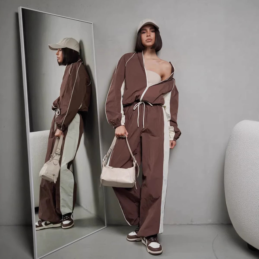 Damen sportlich-elegantes Trackset mit Stehkragen, Reißverschlussjacke und weitem Seitenstreifen-Hose Eichborn Berlin