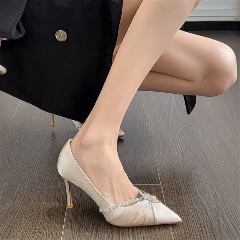 Damen Pumps mit eleganter Faltendekoration und glitzernden Akzenten EB