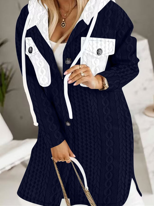 Damen Longline-Strickmantel mit Kapuze, Zierknöpfen und Kontrasttaschen EB