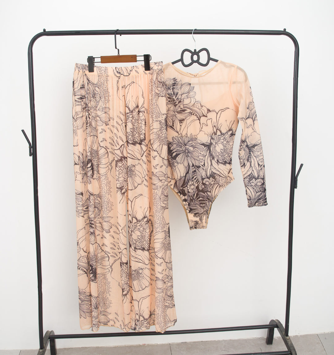 Damen modisches Badeoutfit mit langärmeligen Oberteil und lässigen Pants EB