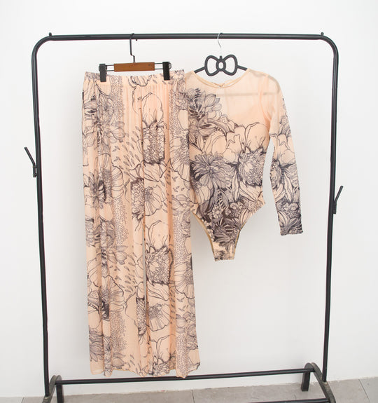 Damen modisches Badeoutfit mit langärmeligen Oberteil und lässigen Pants EB