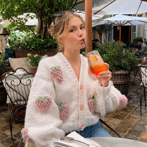 Damen Kuscheliger Strickjacke mit fröhlichem Erdbeermuster und Knopfdetails EB