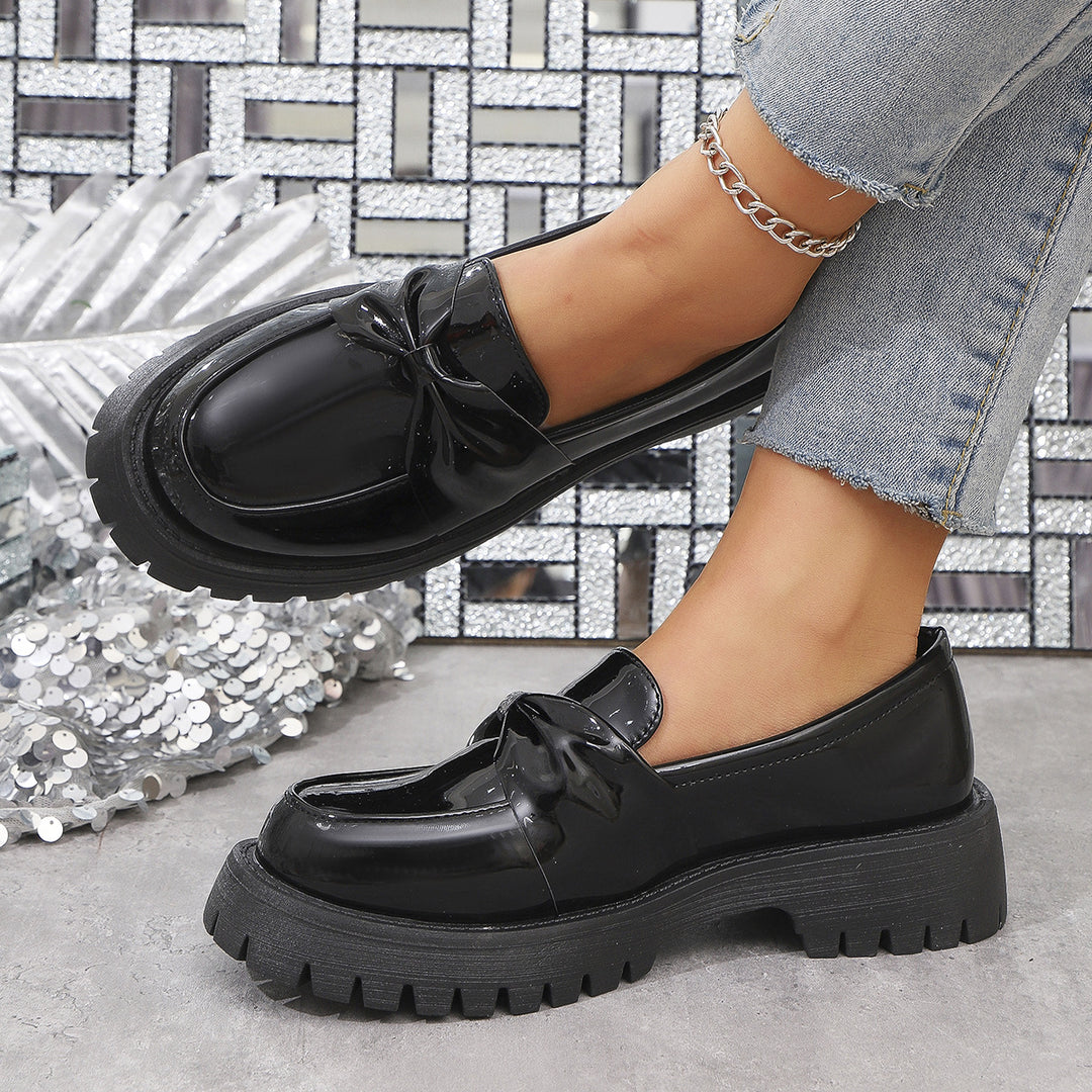 Damen  glänzende Plateau-Loafer mit übergroßer Schleifenapplikation und profilierter Gummisohle EB