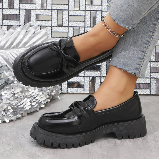 Damen  glänzende Plateau-Loafer mit übergroßer Schleifenapplikation und profilierter Gummisohle EB