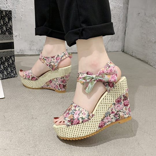 Damen Wedge-Sandalen mit floralem Design und dezentem Riemen EB