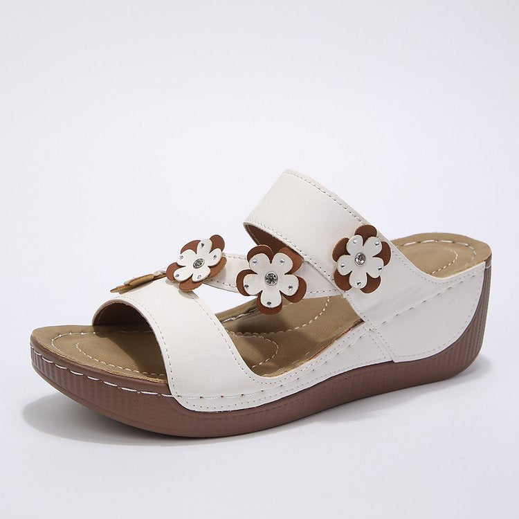 Damen Wedge-Sandalen mit modischem Blumendetail EB