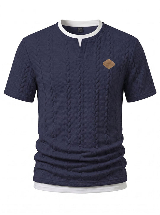 Herren nan texturiertes Kurzarmshirt mit geprägter Zopfstruktur, V‑Einsatz am Rundhals und Lagenlook EB