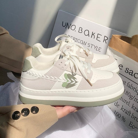 Damen Modische Sneakers mit elegantem Kragen und einzigartigen Design-Details EB