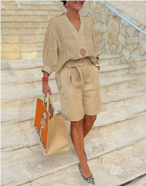 Damen lässiges Sommer-Outfit mit weitem Oberteil und Shorts EB