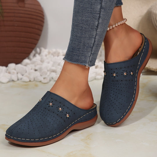 Damen  gepolsterte Mule-Pantoletten mit feiner Laserperforation, dekorativen Nieten und ergonomischer Memory-Innensohle EB