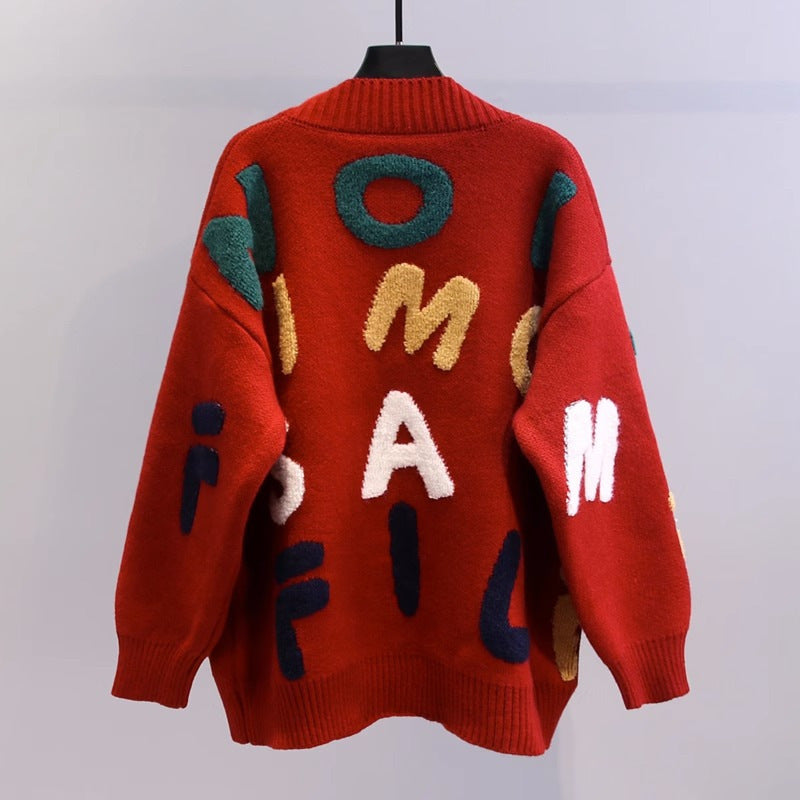 Damen Strickjacke mit buntem Buchstabenmotiv und praktischen Taschen EB