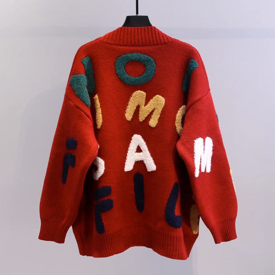 Damen Strickjacke mit buntem Buchstabenmotiv und praktischen Taschen EB