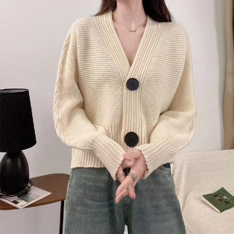 Damen modische Strickjacke mit großen Knöpfen und seitlich offenen Ärmeln EB