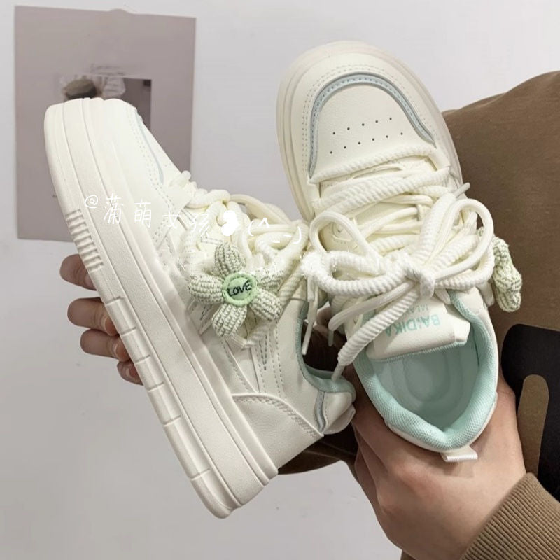 Damen Sneakers mit floralem Anhänger und komfortabler Sohle EB