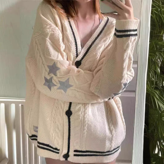 Damen Grobstrickjacke mit eleganten Sternenapplikationen und kontrastierenden Details EB