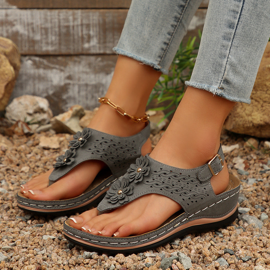Damen Zehenstegsandalen mit floralen Lochdesign und komfortabler Fußbettgestaltung EB