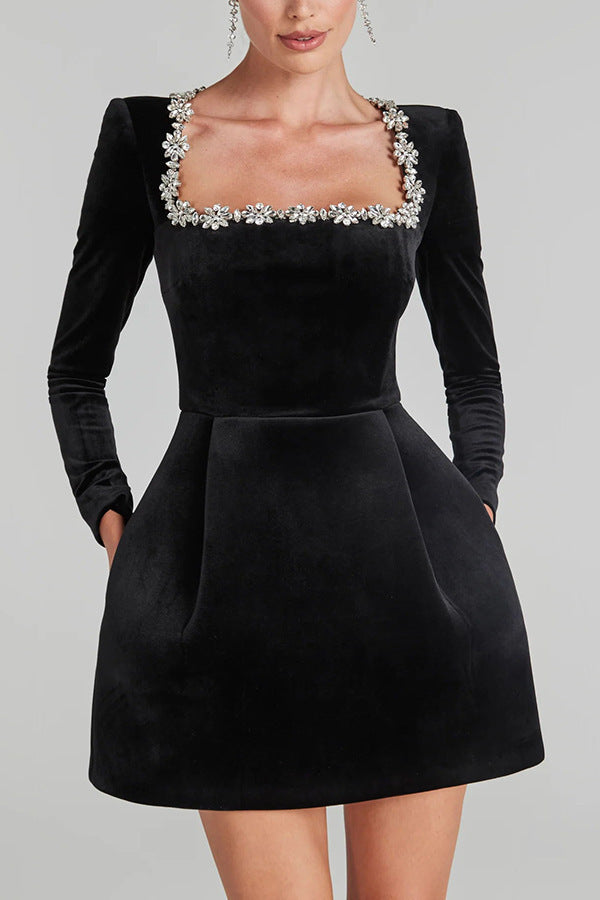 Damen Elegantes Samtkleid mit Blumenapplikationen und U-Boot-Ausschnitt EB