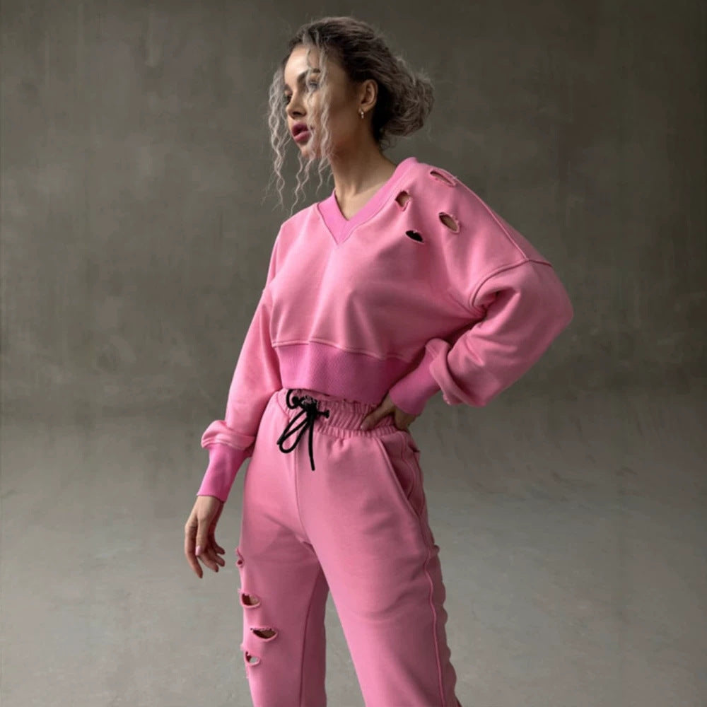 Damen kurzgeschnittenes Sweat-Set mit V-Ausschnitt, Rüschenbund Highwaist Jogginghose und Distressed-Details Eichborn Berlin