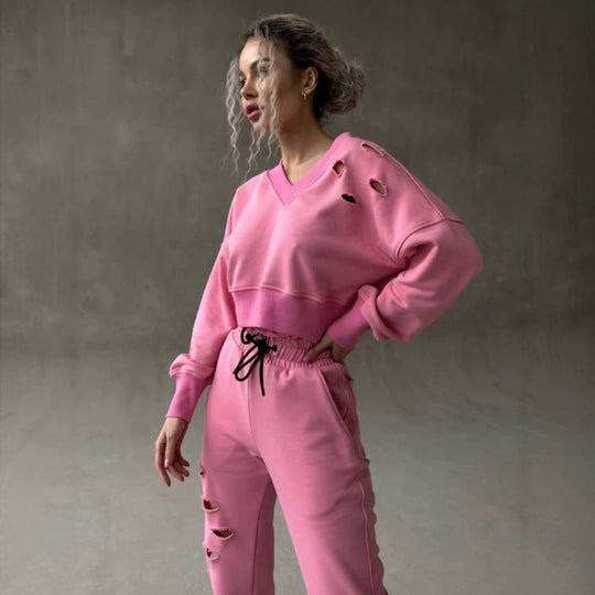 Damen kurzgeschnittenes Sweat-Set mit V-Ausschnitt, Rüschenbund Highwaist Jogginghose und Distressed-Details Eichborn Berlin