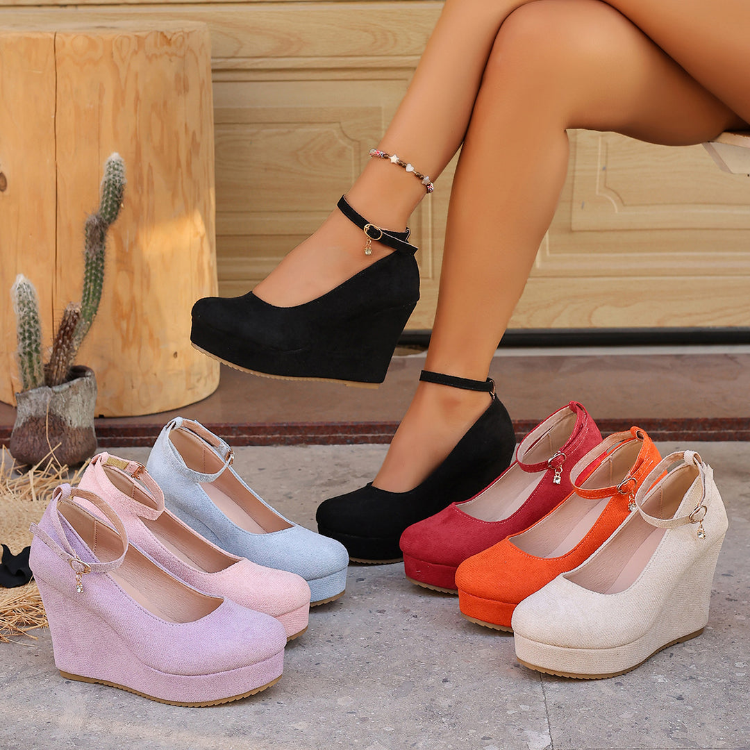 Damen Wedge-Pumps mit dekorativem Riemchen und exzellentem Fußbett EB