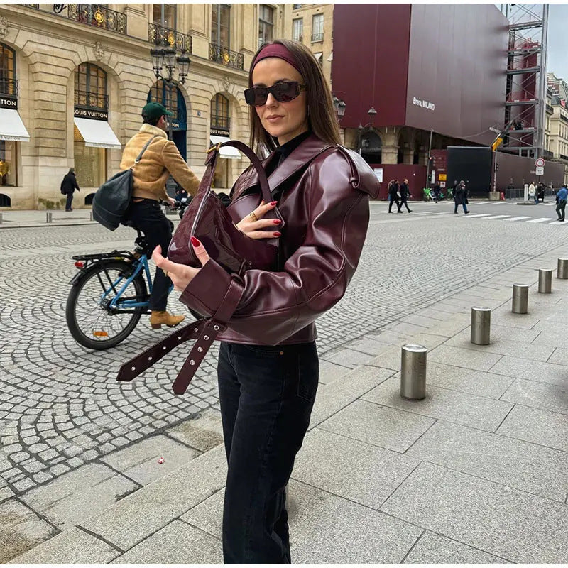 Damen modische Kunstlederjacke mit oversized Schnitt und auffälligen Schulterpartien EB