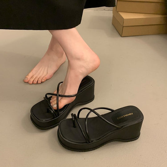Damen Plateausandalen mit trendigen Riemen EB