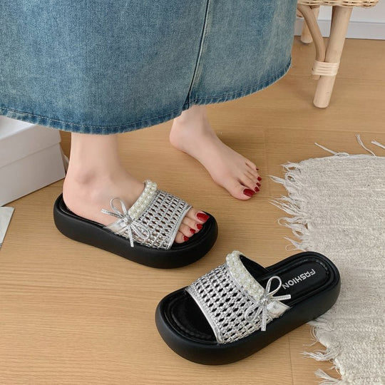 Damen bequeme und stilvolle Pantoletten mit perlenverziertem Riemen EB