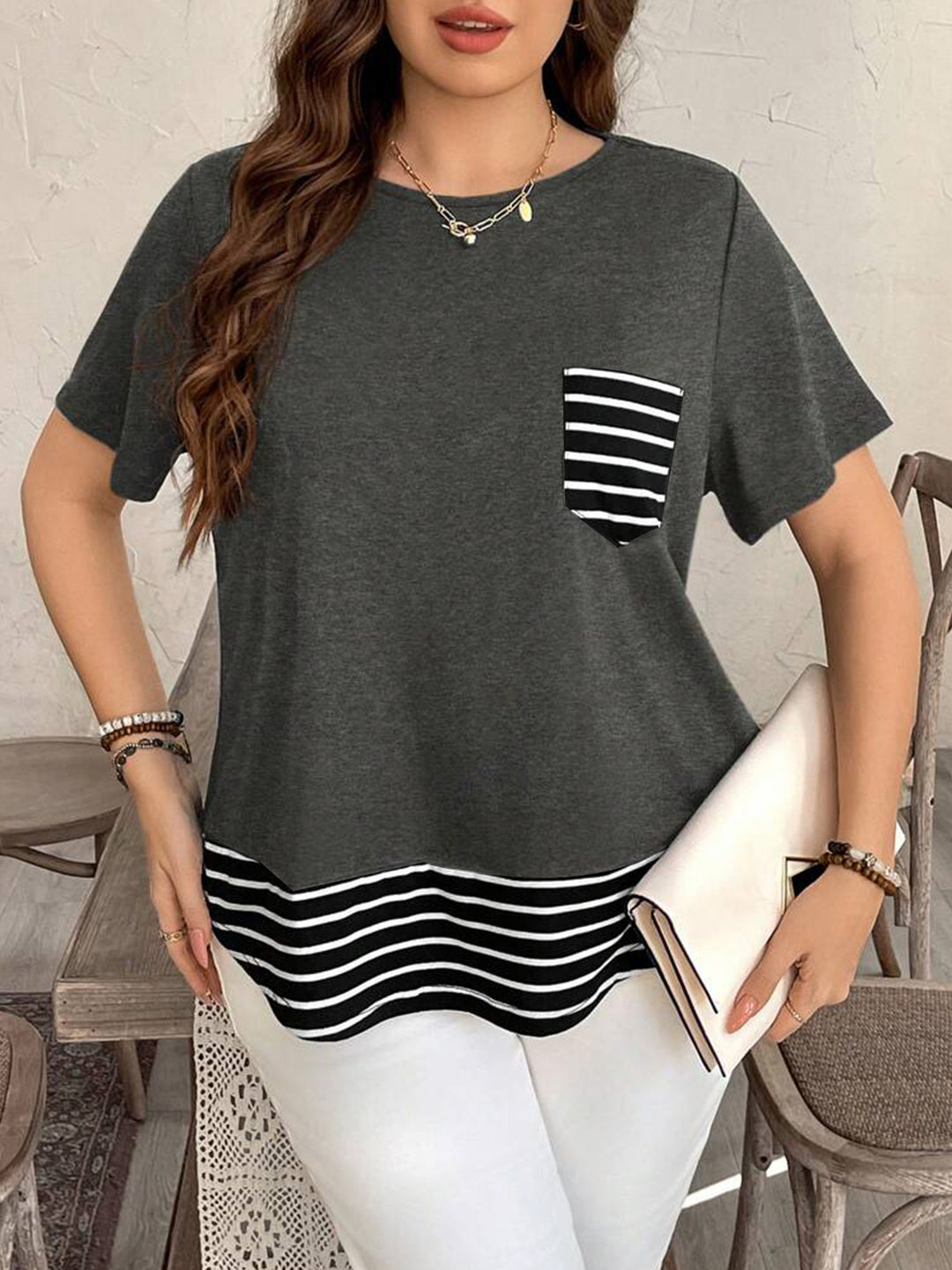 Damen Legeres T-Shirt mit gestreiftem Saum und Brusttasche EB