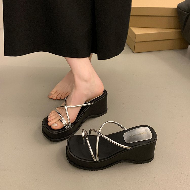 Damen Plateausandalen mit trendigen Riemen EB