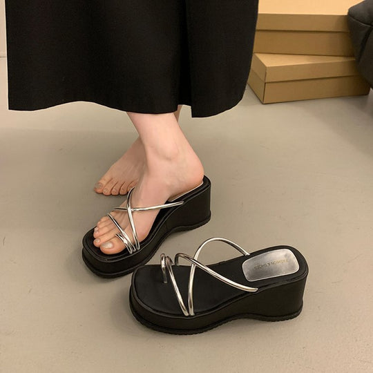 Damen Plateausandalen mit trendigen Riemen EB