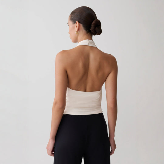 Damen Elegantes Halterneck-Top mit fließendem Stoff und tiefem Ausschnitt EB