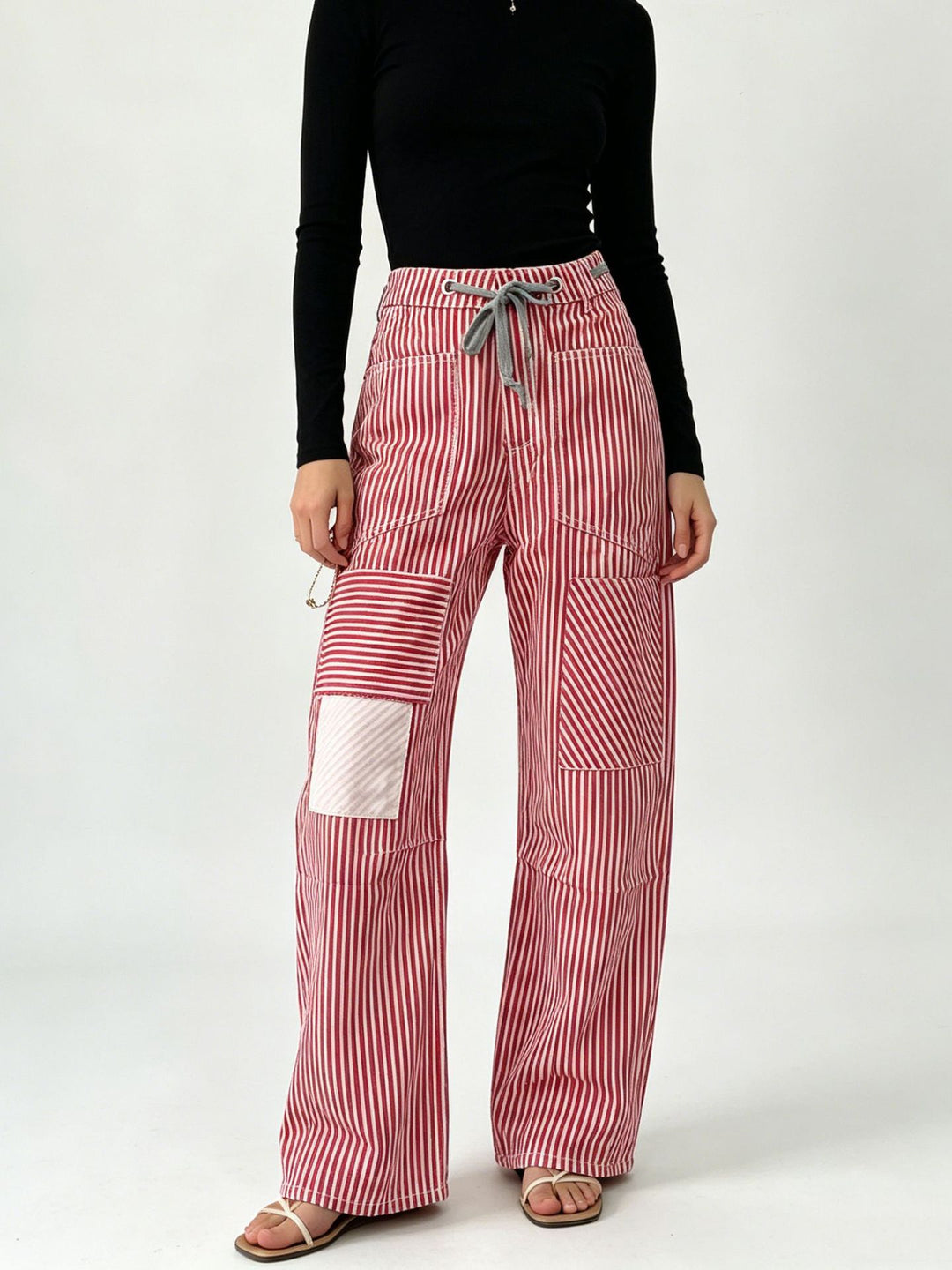 Damen nan High‑Waist Relaxed‑Hose mit vertikalem Streifenmuster, aufgesetzten Knie‑Patches und Kordelzug EB