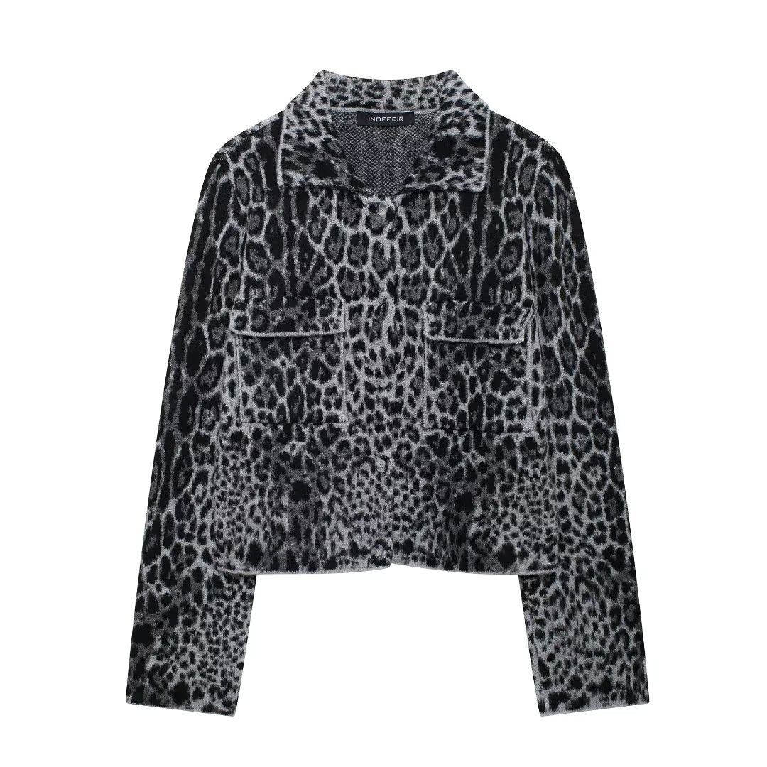 Damen modische Kurzjacke im Leopardenmuster mit aufgesetzten Taschen EB