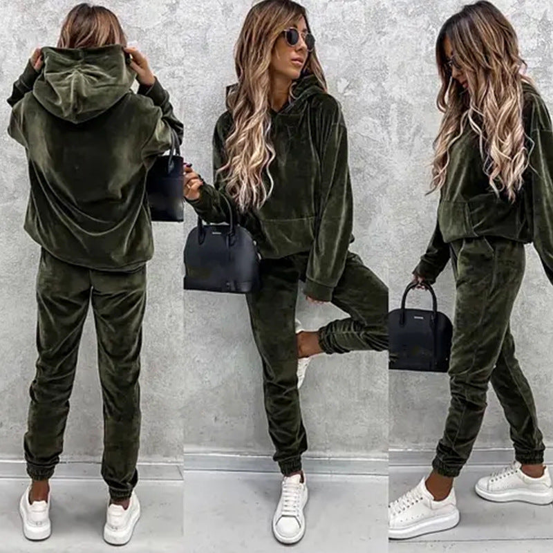 Damen Velours-Lounge-Set mit kuscheliger Kapuzenpullover und schmal zulaufender Jogginghose EB