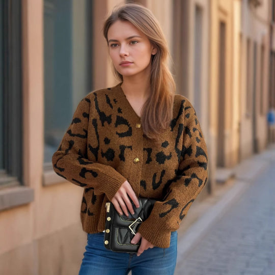 Damen Strickjacke im modernen Leopardenmuster mit Knopfdetails EB