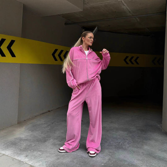 Damen sportive Oversize-Fleecejacke mit diagonaler Reißverschluss-Optik und weit geschnittener High-Waist-Jogginghose Eichborn Berlin