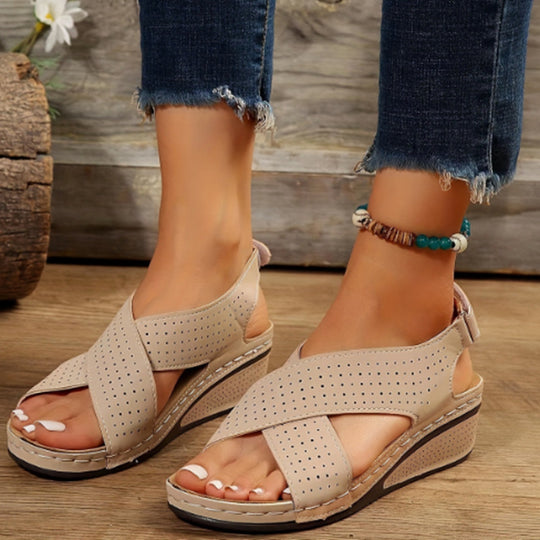 Damen Wedgesandalen mit perforierten Designelementen EB