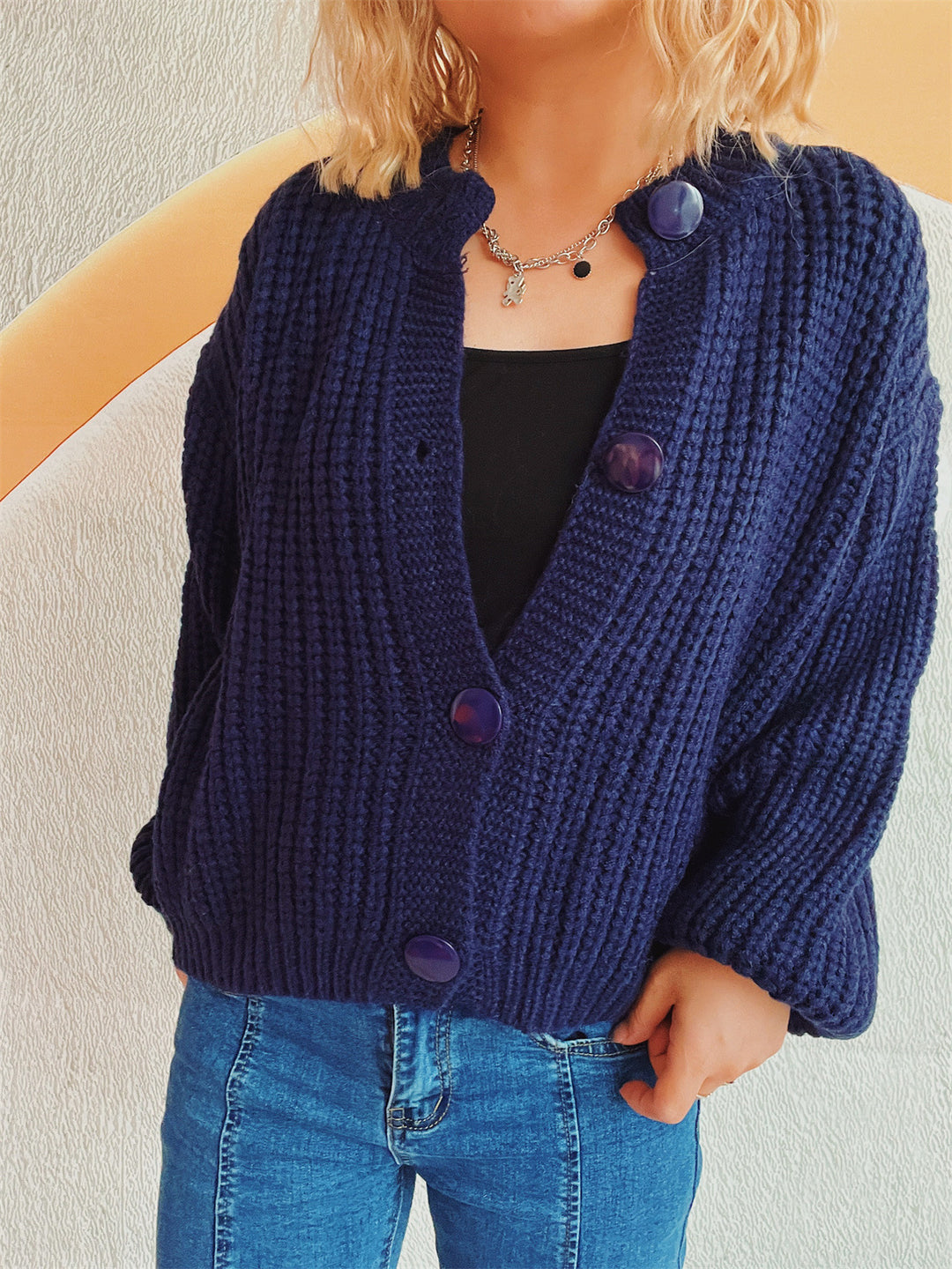Damen Grobstrickjacke mit ballonförmigen Ärmeln und dekorativen Knöpfen EB