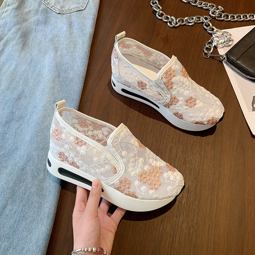 Damen Slip-On Sneaker mit modischem Blumenmusterdetail und bequemer Sohle EB