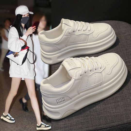 Damen Sneaker mit stabiler Laufsohle und eleganten Akzenten EB