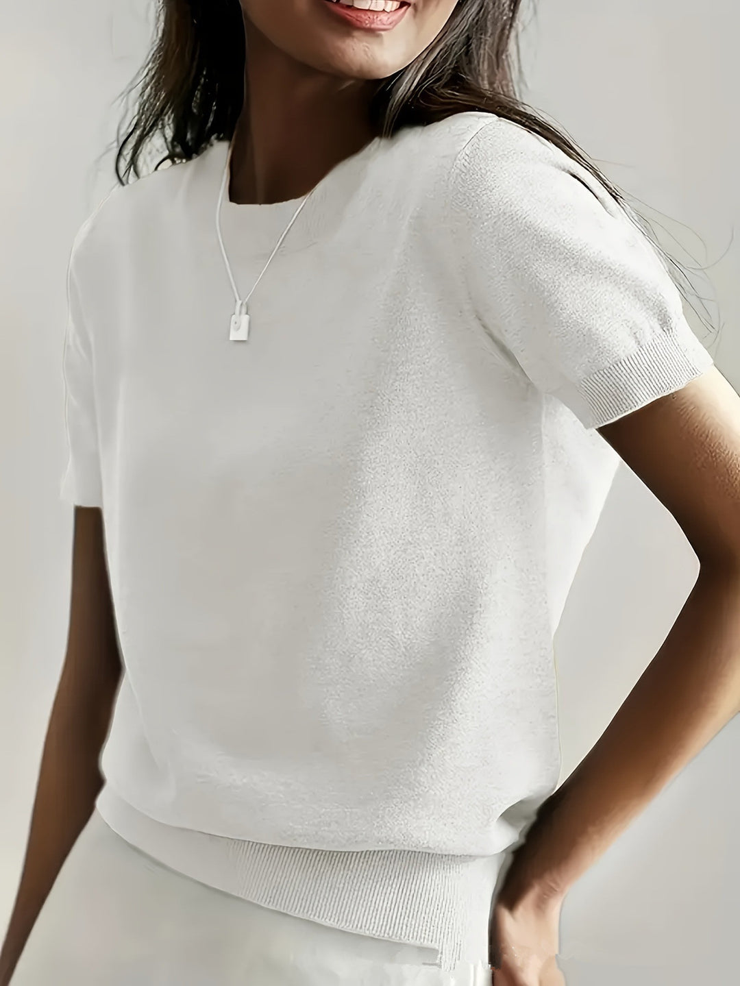 Damen Feinstrickpullover mit Kurzarmiger Silhouette und Weich Fließendem Material EB