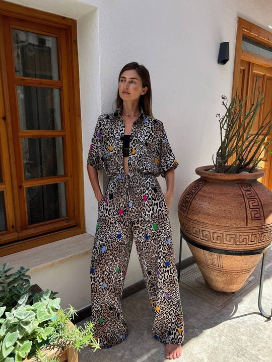Damen zweiteiliges Safari-Print Loungewear-Set mit kurzärmeliger Hemdbluse und weitem hochgeschnittenen Palazzohose Eichborn Berlin