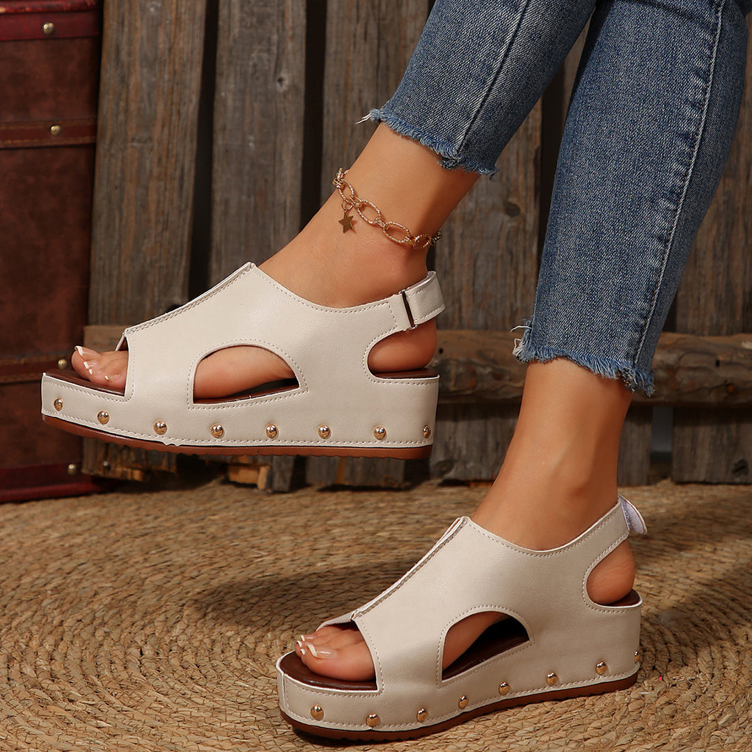 Damen Wedge-Pantoletten mit eleganten Cut-Outs und dekorativen Nieten EB