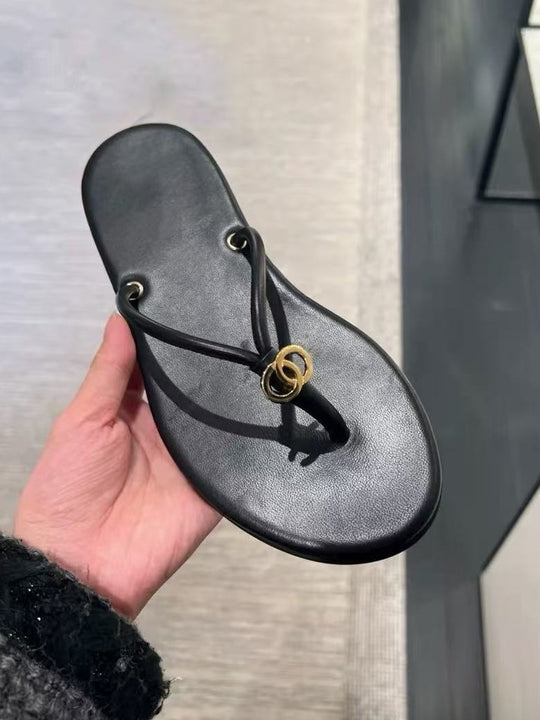 Damen elegante Zehentrenner mit hochwertiger Metallic-Oberfläche und ergonomischer Sohle EB