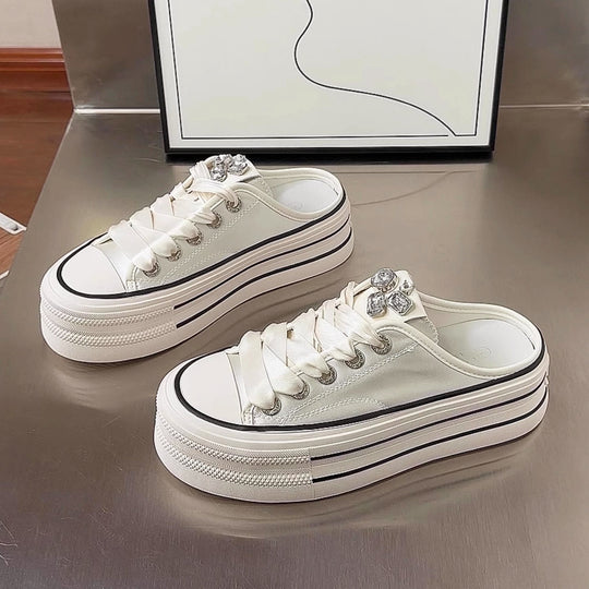 Damen Plateau Sneaker mit glänzenden Akzenten und modischem Schnürdesign EB